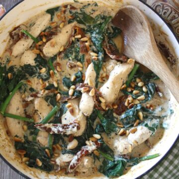 Creamy Chicken with Sun Dried Tomatoes and Spinach. This is an easy dish with chicken breasts and flavoured with garlic and creamy ricotta.