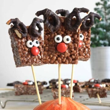 Crispy Chocolate Rudolph Pops are simple to make and easy to decorate with a few cheats. Perfect for gifts or keeping the kids entertained!