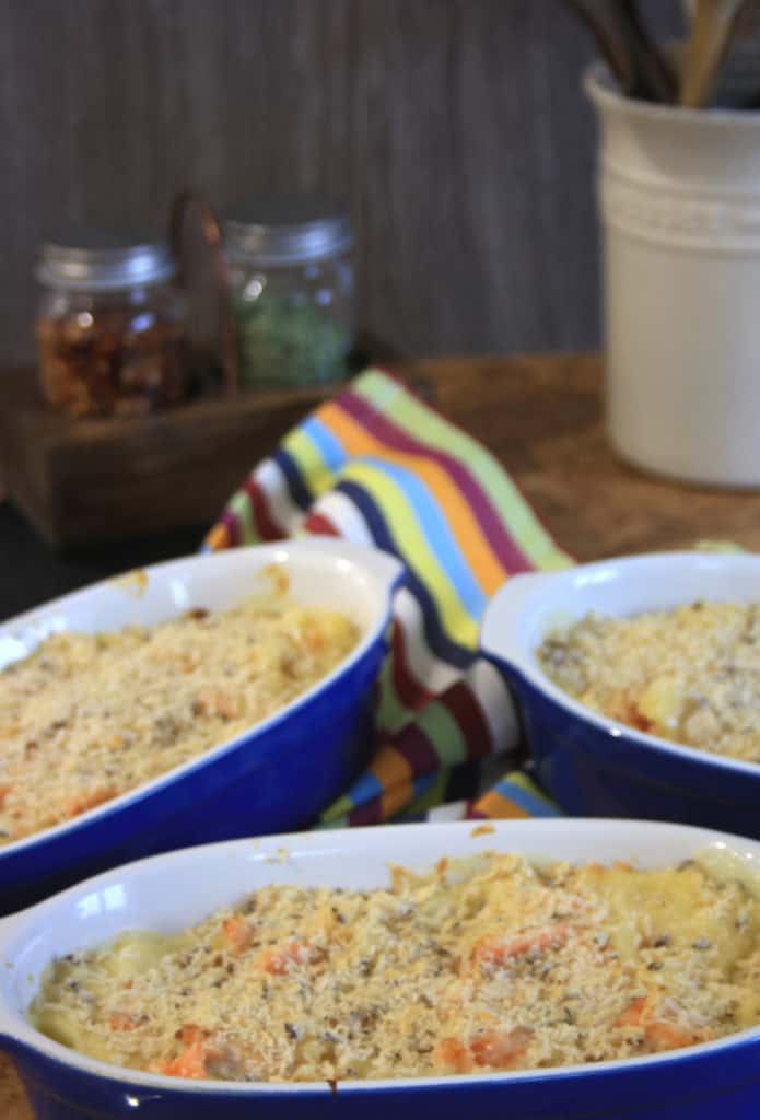 Smoked Salmon Mac and Cheese is the perfect comfort food. So easy to make with lightly smoked salmon fillets or other salmon. It's cheesey and delicious!