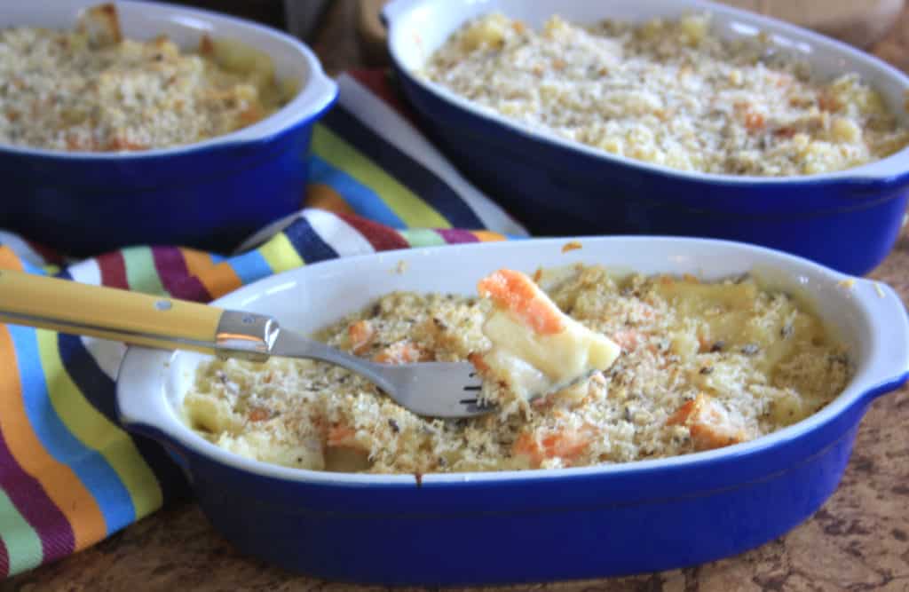 Smoked Salmon Mac and Cheese is the perfect comfort food. So easy to make with lightly smoked salmon fillets or other salmon. It's cheesey and delicious!