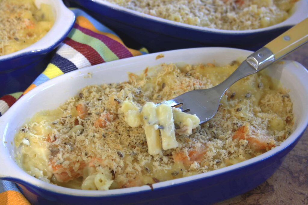 Smoked Salmon Mac and Cheese is the perfect comfort food. So easy to make with lightly smoked salmon fillets or other salmon. It's cheesey and delicious!