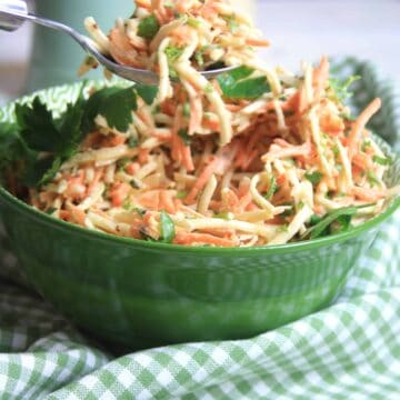 grøn skål fuld af gulerod og knoldselleri remoulade