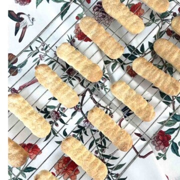 boudoir biscuits on a cooling rack.