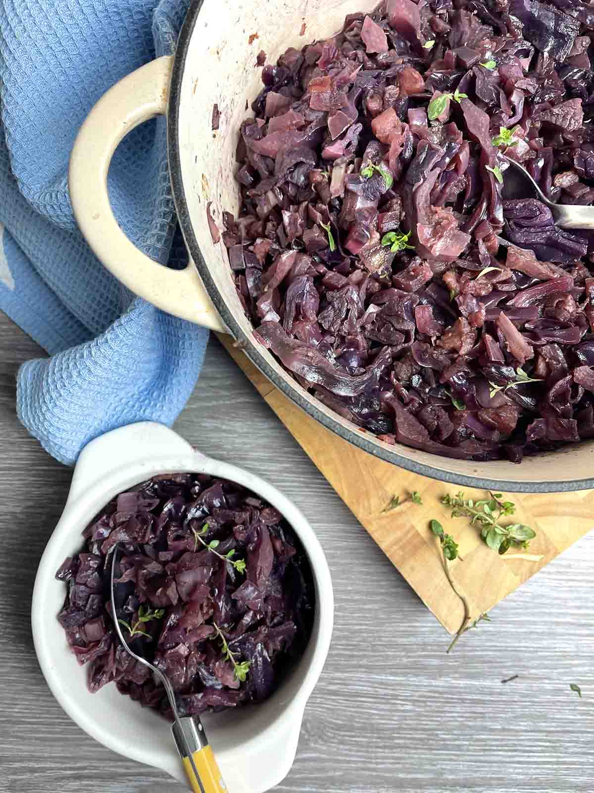 spicy red cabbage with apple in a pot.