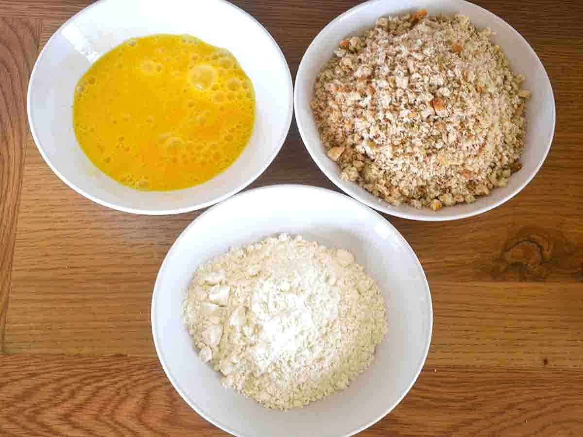 3 bowls with egg, flour and breadcrumbs.