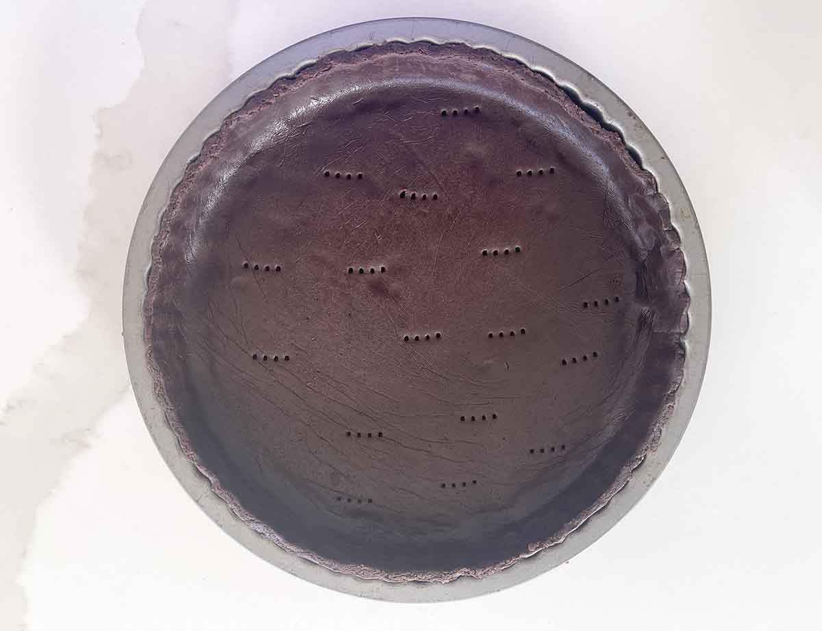 flan tin lined with pastry.