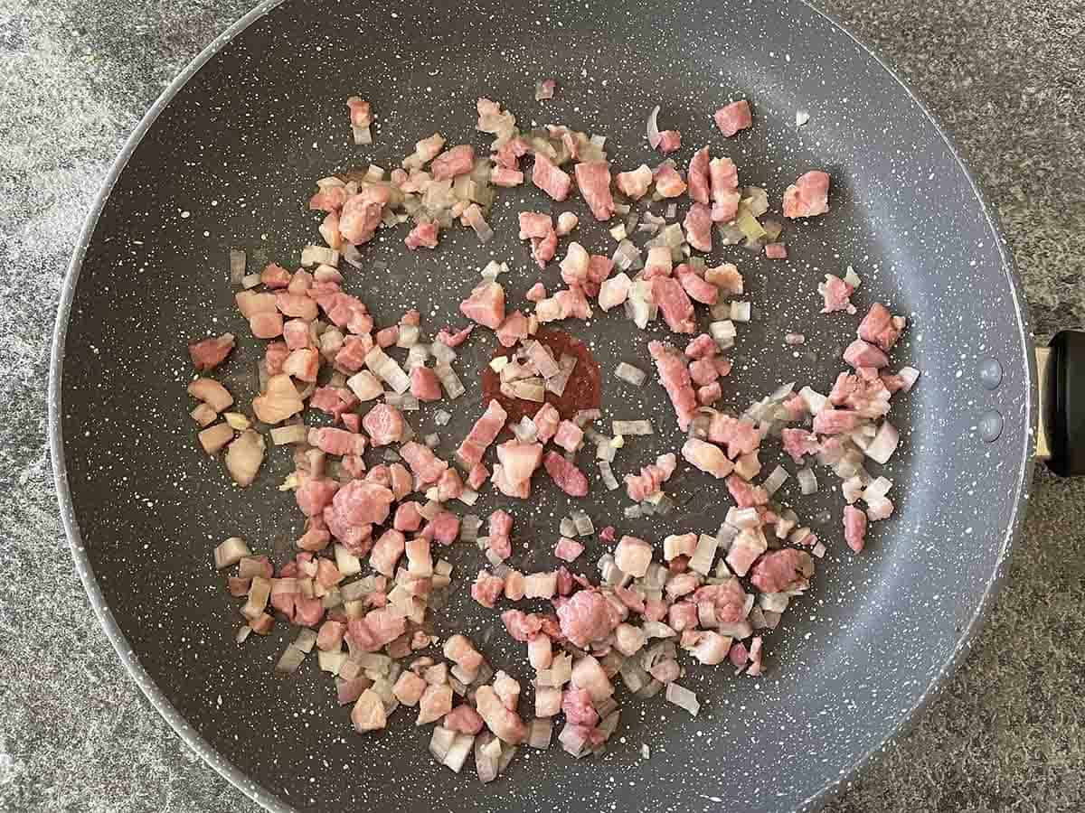 bacon, garlic and shallot in a pan.