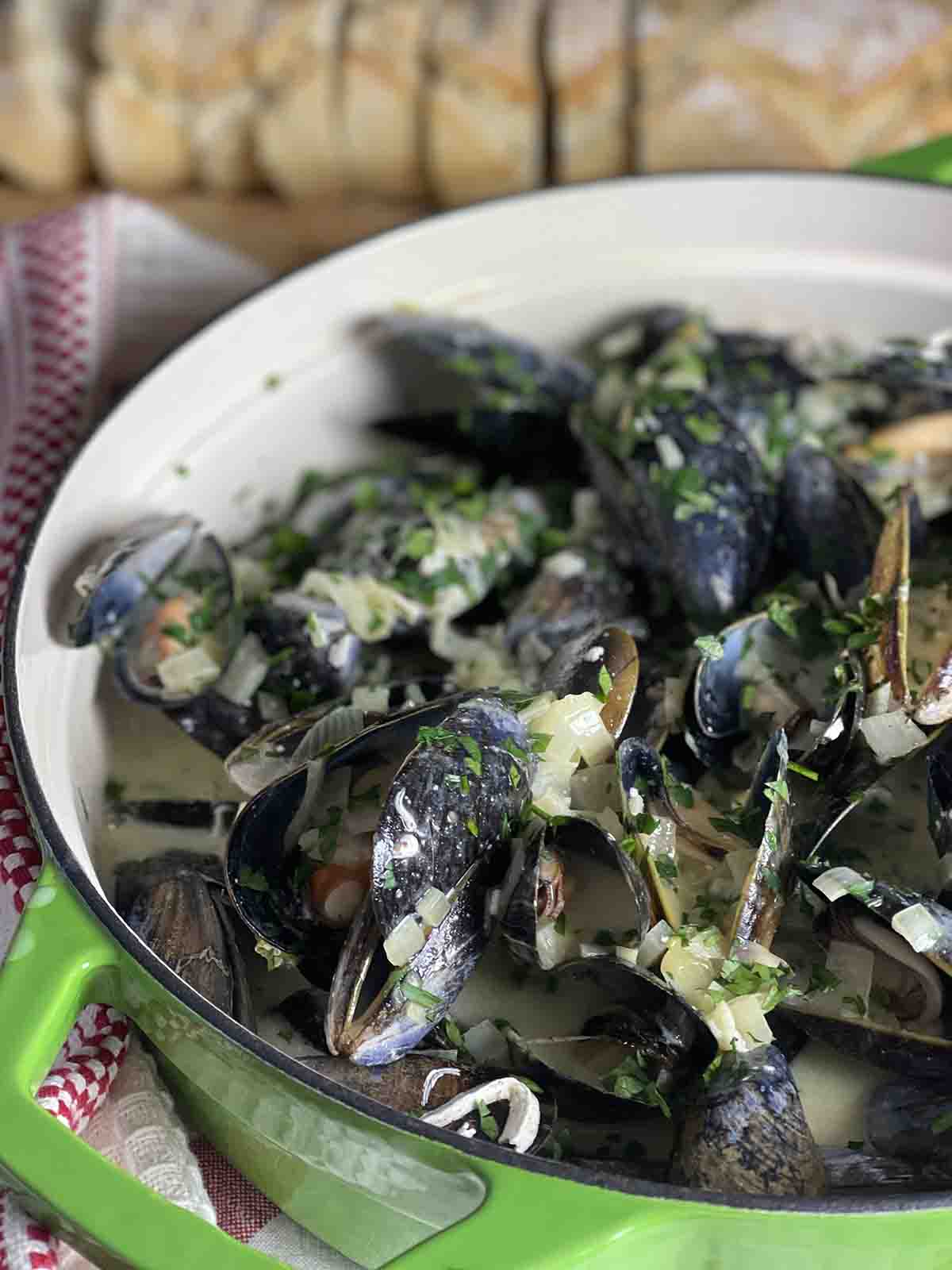 close up of moules au curry.
