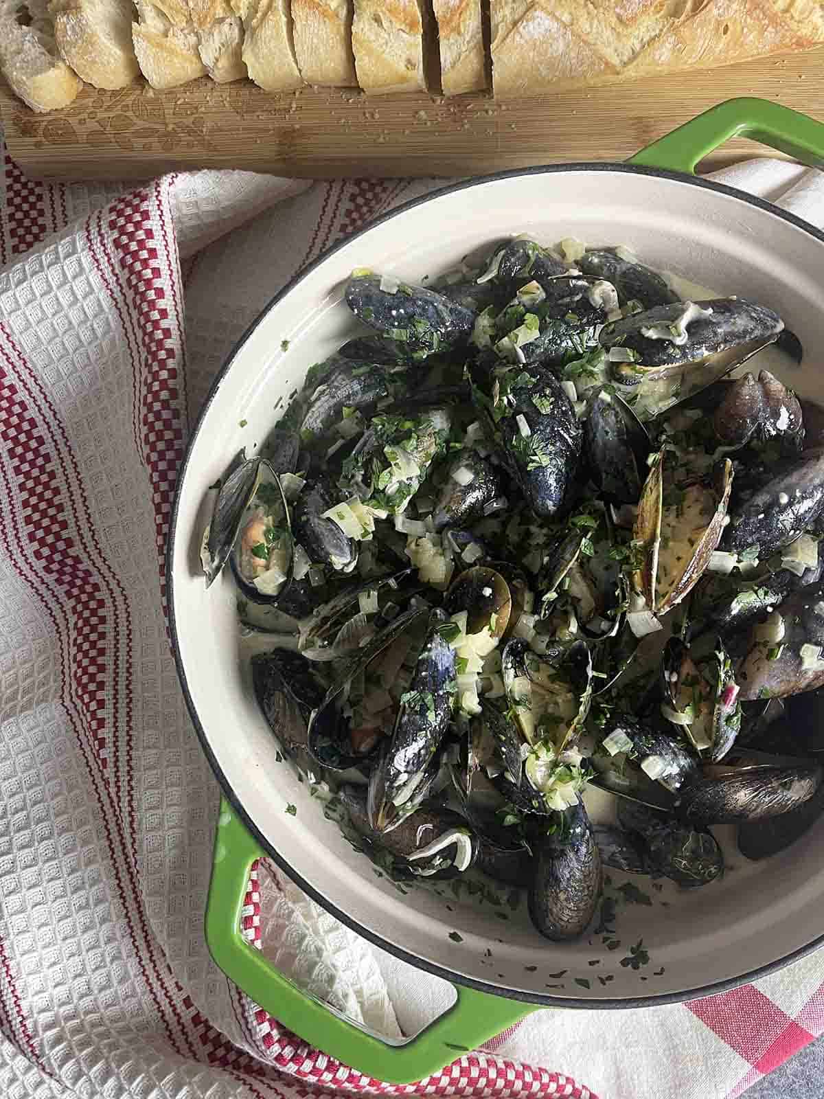 moules au curry ready in a bowl.